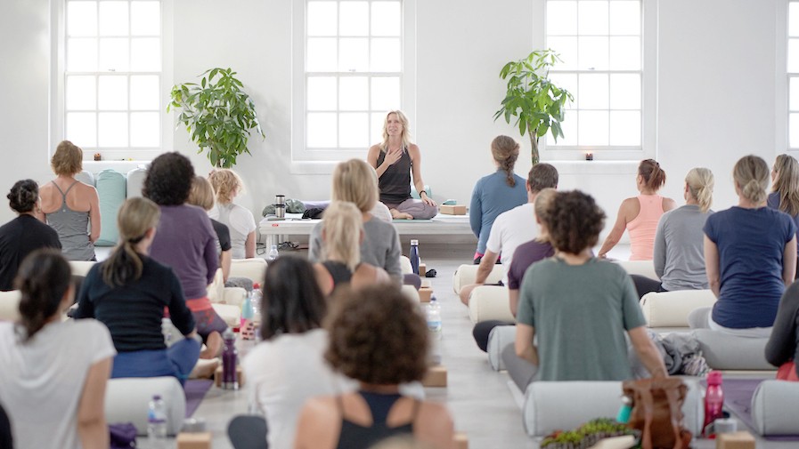 What to expect in your first yoga class - Ekhart Yoga