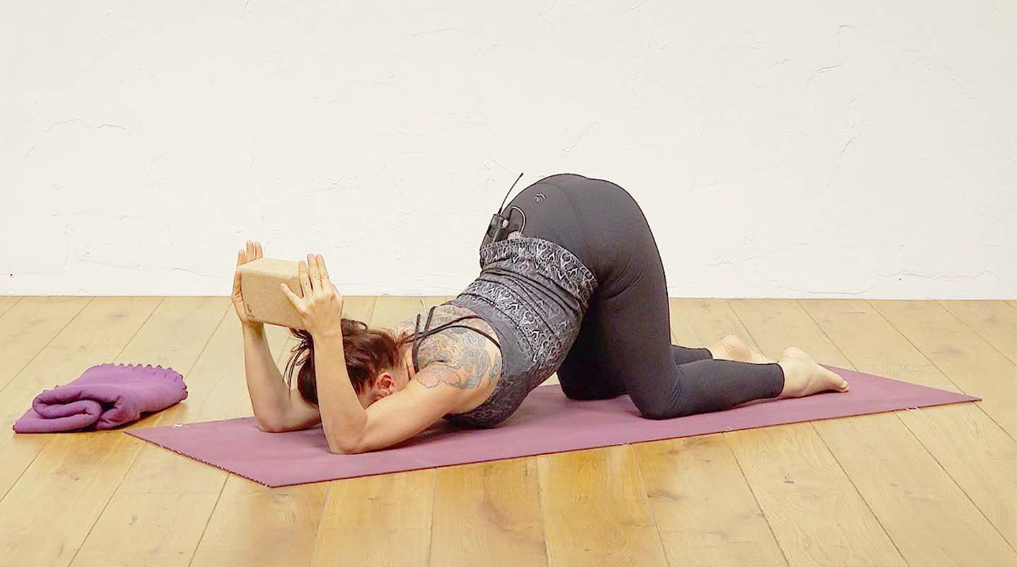 Yoga to ease hunched shoulders - Ekhart Yoga