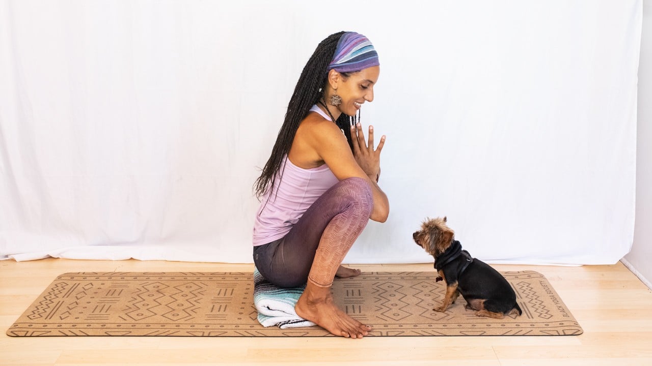 Yoga Daily Posture on Instagram: “Follow @yogadailyposture ✨ Yogi squat, garland  pose or malasana. .. Credit @simonagyoga .. It's a nice pose with … |  Estiramientos
