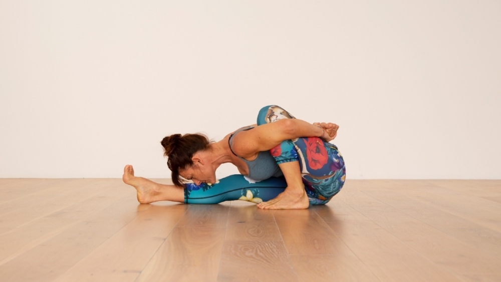 Ashtanga Yoga The Primary and Intermediate Series - Ekhart Yoga