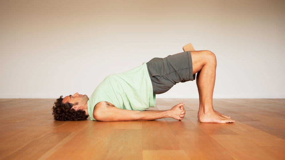 How to Do Supported Bridge (Setu Bandha Sarvangasana) in Yoga – Heathyoga