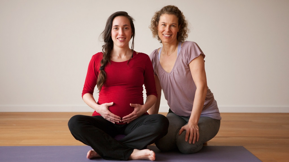 A Heart-Opening Prenatal Yoga Sequence for Your 1st Trimester — Alo Moves