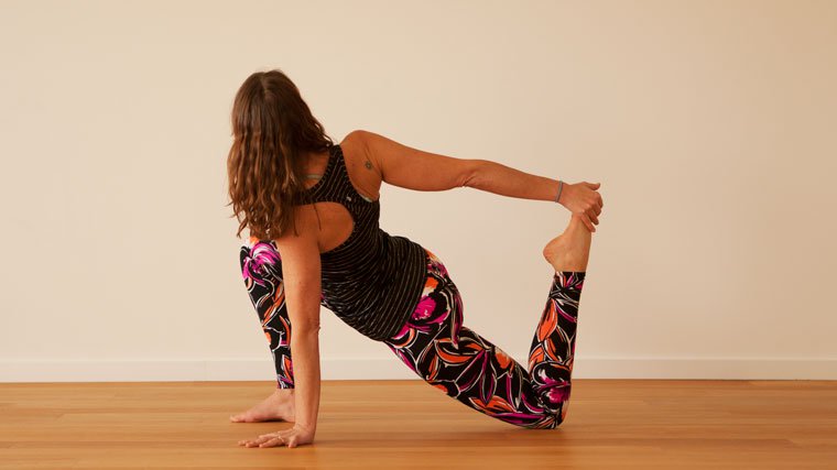6 Best Lizard Pose Variations to Open Your Hips in Yoga